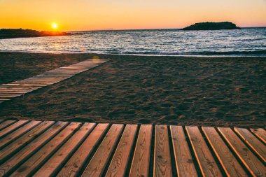 Sahilde muhteşem günbatımı