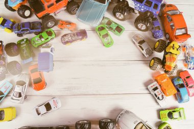 Bir sürü oyuncak araba