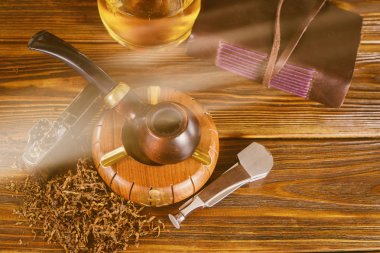 Natürmort viski, şnorkel ve tütün