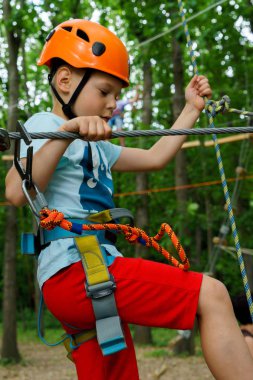 Halat Parkı çocuk tırmanıyor