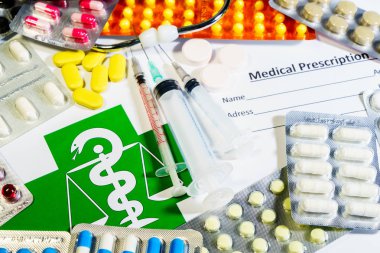 Tabletler, hap ve bir tablo üzerinde bir stetoskop