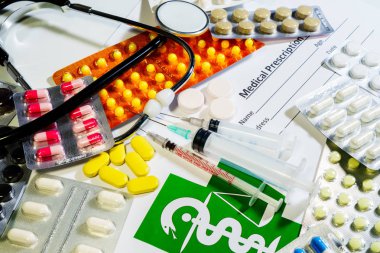 Tabletler, hap ve bir tablo üzerinde bir stetoskop