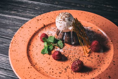 Ahududu ile enfes tatlı çikolatalı fondan