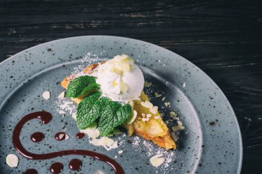 Meyve soslu Cheesecake Besleyici