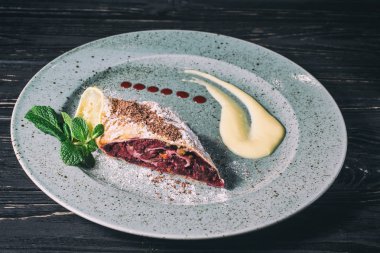 lezzetli aromatik vişneli tart çay için