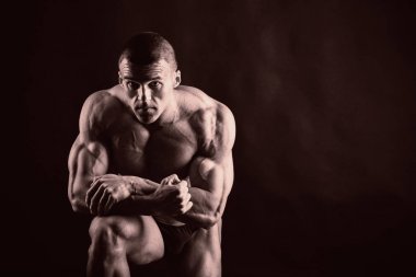 Bir vücut geliştirmeci portresi. Tonda fotoğraf