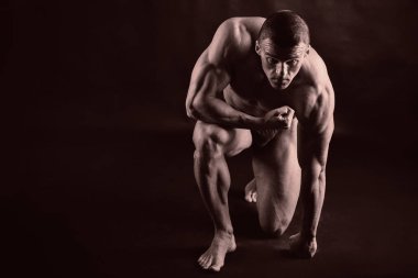 Bir vücut geliştirmeci portresi. Tonda fotoğraf