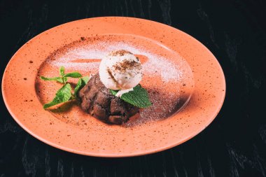 Ahududu ile enfes tatlı çikolatalı fondan