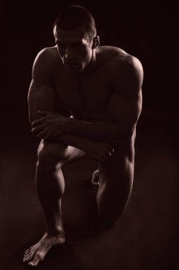 Bir vücut geliştirmeci portresi. Tonda fotoğraf