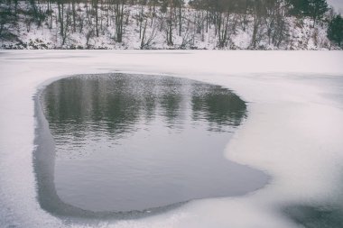 Kışın dağlarda göl