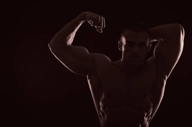 Bir vücut geliştirmeci portresi. Tonda fotoğraf