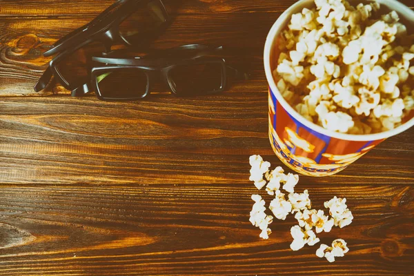 Popcorn Und Gläser Zum Anschauen Von Filmen Auf Einem Hölzernen — Stockfoto