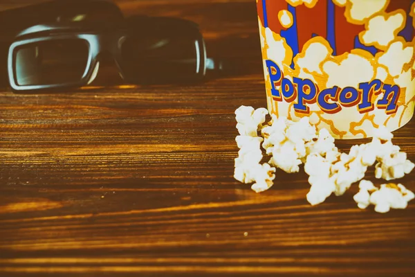 Popcorn Okulary Oglądania Filmów Tle Drewnianych Stonowanych Zdjęcie — Zdjęcie stockowe