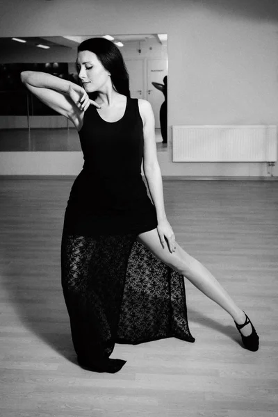 黒いドレスを着た女の子がホールで踊ってください — ストック写真