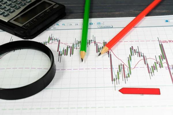 金融グラフィック ルーペと鉛筆 — ストック写真