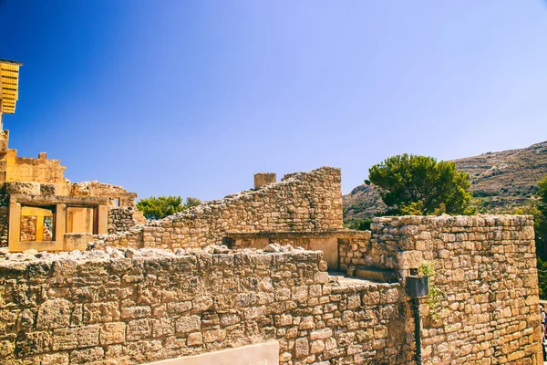 Güzel Yunan Yarda Mimarisi Ile Işaret — Stok fotoğraf