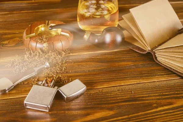 Natürmort viski, şnorkel ve tütün