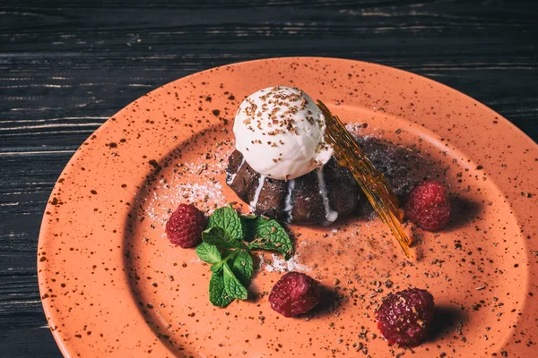 Ahududu ile enfes tatlı çikolatalı fondan