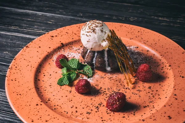 Exquisites Dessert Schokoladenfondant Mit Himbeeren — Stockfoto