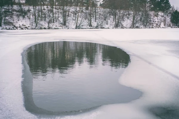 Lago Nas Montanhas Inverno — Fotografia de Stock