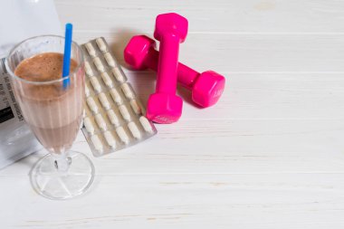 Halter, protein kokteyl ve tabletler