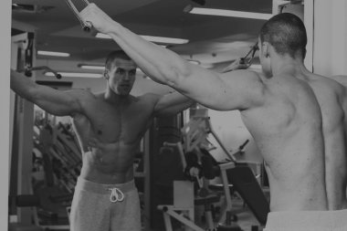 Bir adam spor salonunda egzersiz