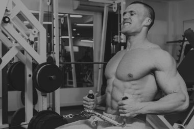 Bir adam spor salonunda egzersiz