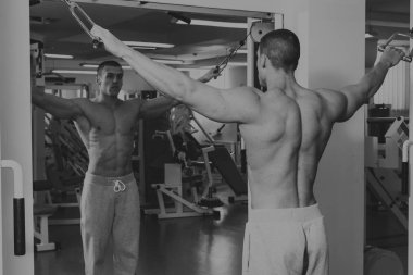 Bir adam spor salonunda egzersiz