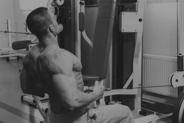 Bir adam spor salonunda egzersiz