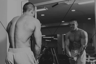 Bir adam spor salonunda egzersiz