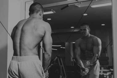 Bir adam spor salonunda egzersiz