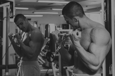 Bir adam spor salonunda egzersiz