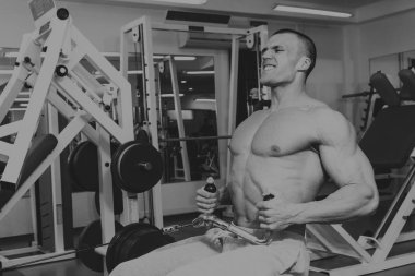 Bir adam spor salonunda egzersiz