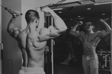 Bir adam spor salonunda egzersiz