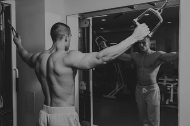 Bir adam spor salonunda egzersiz