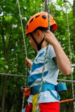 Altı yıl çocuk yolda ip-orman