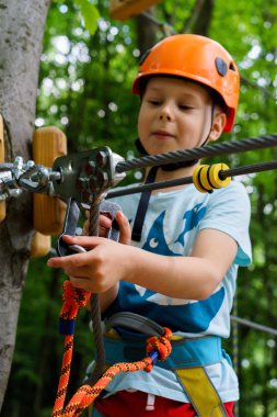 Altı yıl çocuk yolda ip-orman