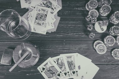 Viski, kartları, Sigara arka plan poker konusunda