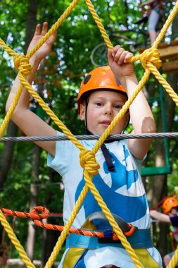 Altı yıl çocuk yolda ip-orman