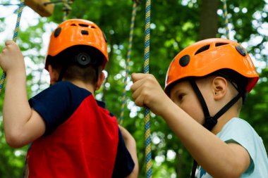 Altı yıl çocuk yolda ip-orman