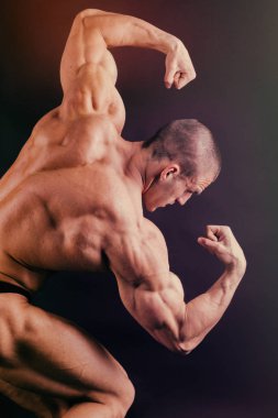 Spor salonunda eğitim ve kas poz kaslı adam vücut geliştirmeci