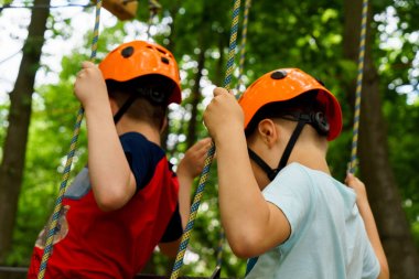 Altı yıl çocuk yolda ip-orman