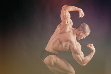 Spor salonunda eğitim ve kas poz kaslı adam vücut geliştirmeci