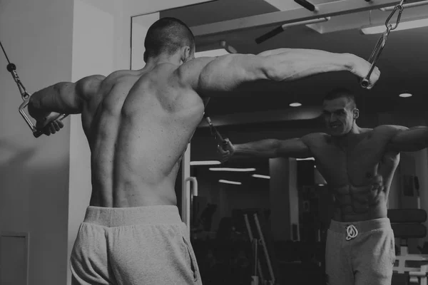 Hombre Está Haciendo Ejercicio Gimnasio —  Fotos de Stock