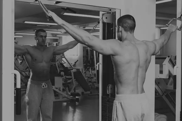 一个男人在健身房锻炼 — 图库照片