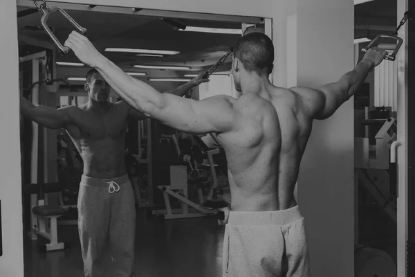 Hombre Está Haciendo Ejercicio Gimnasio —  Fotos de Stock