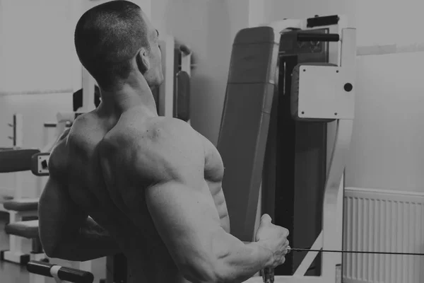 Hombre Está Haciendo Ejercicio Gimnasio —  Fotos de Stock