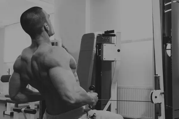 Hombre Está Haciendo Ejercicio Gimnasio —  Fotos de Stock