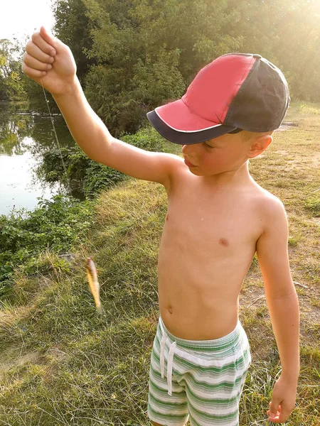 Мальчик Рыбачит — стоковое фото