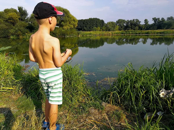 Мальчик Рыбачит — стоковое фото